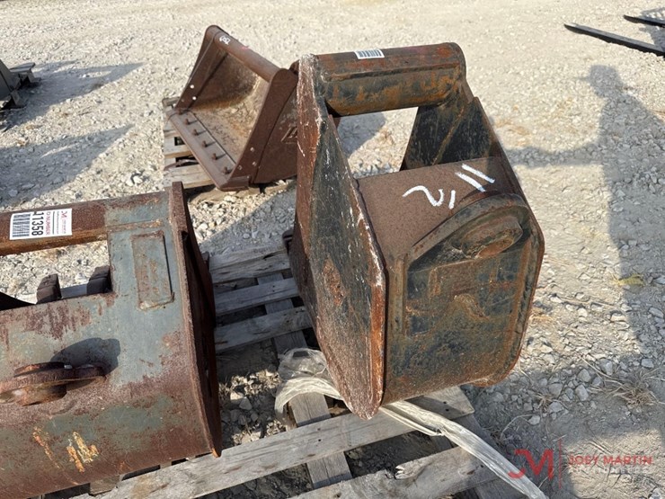 tag-12"excavator-tooth-bucket-w/-sand-foot-image-2