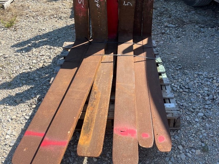 (1)-pair-of-60"-telehandler-forks-image-1