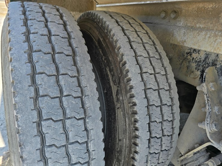 2014-peterbilt-365-image-98