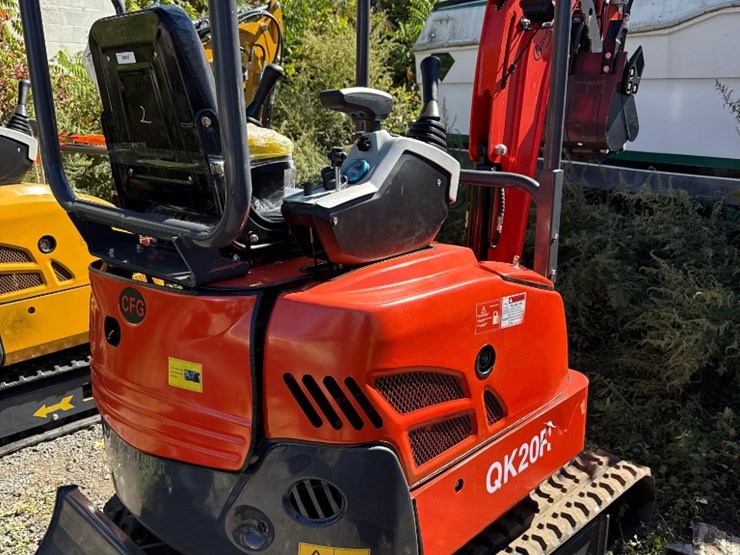 new-cfg-industrial-co-mini-excavator-model-qk20r-image-4