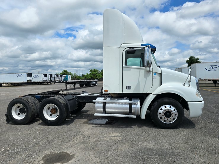 2013-freightliner-columbia-112-image-41