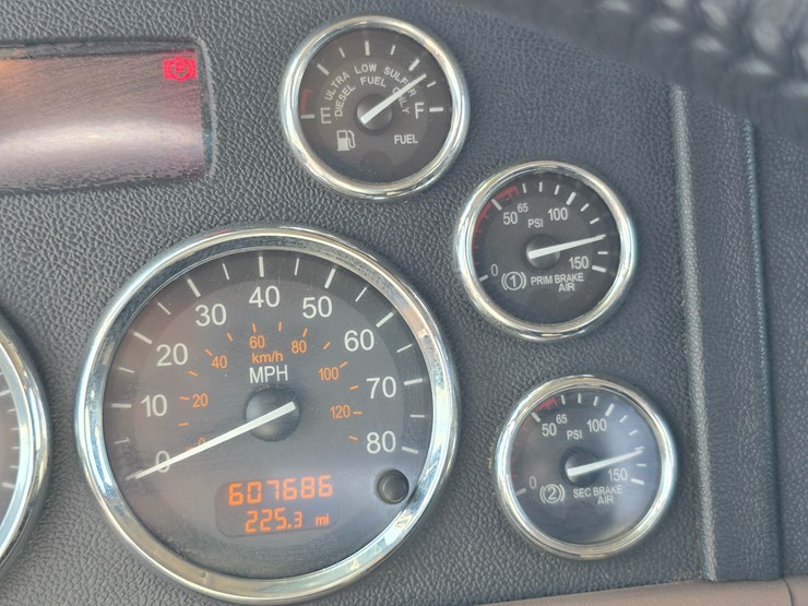 2014-peterbilt-388-image-112