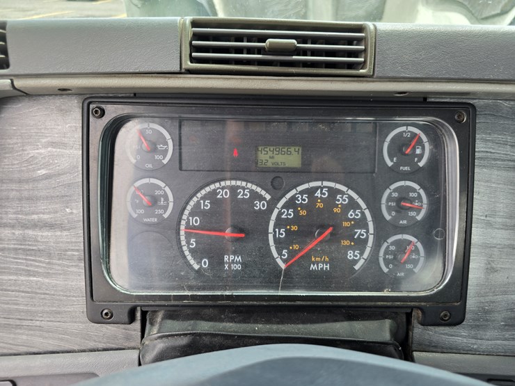 2013-freightliner-columbia-112-image-81