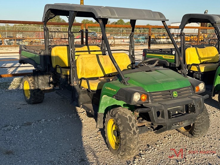 2021-john-deere-gator-image-1