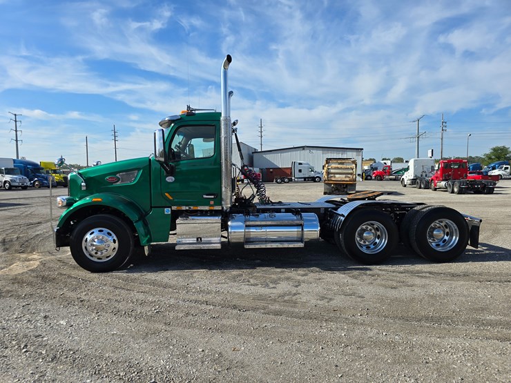 2019-peterbilt-567-image-9