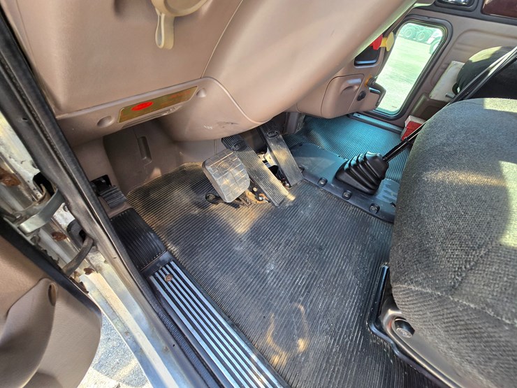 2014-peterbilt-388-image-98