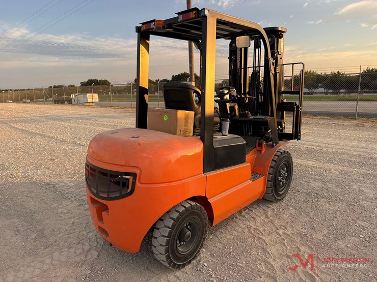 new/unused-e-picker-model-efl30-189-electric-forklift-image-2