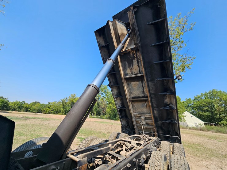 2006-sterling-l9500-image-51