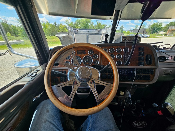 2010-peterbilt-389-image-76