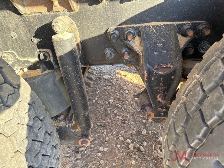 2014-caterpillar-12-image-10