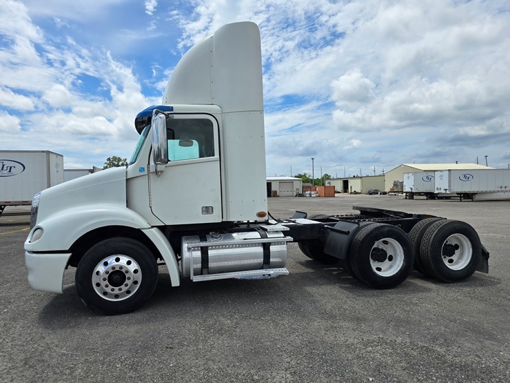 2013-freightliner-columbia-112-image-7