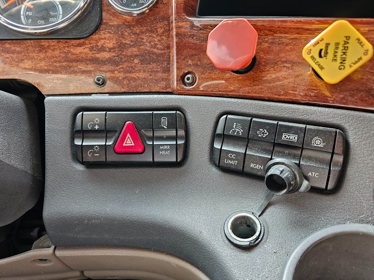 2016-freightliner-cascadia-125-image-64