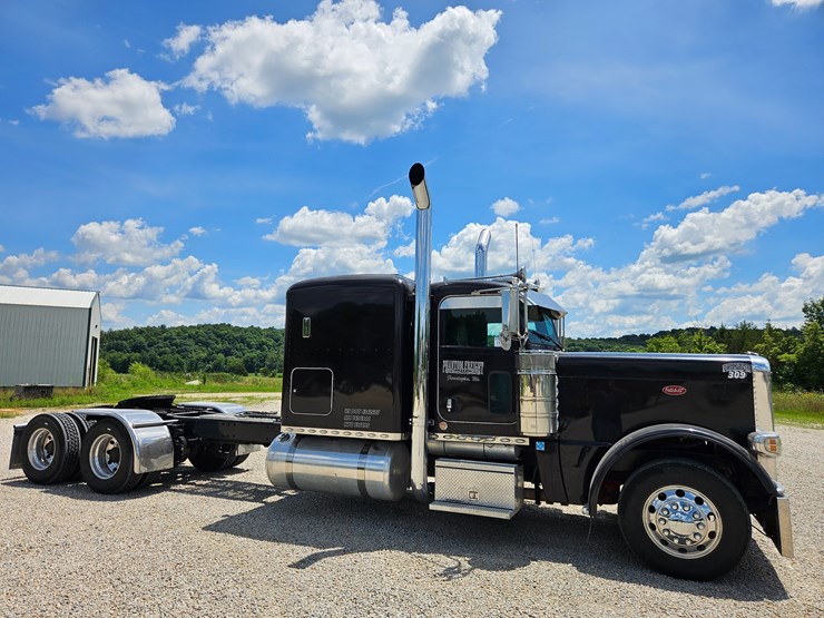 2010-peterbilt-389-image-31