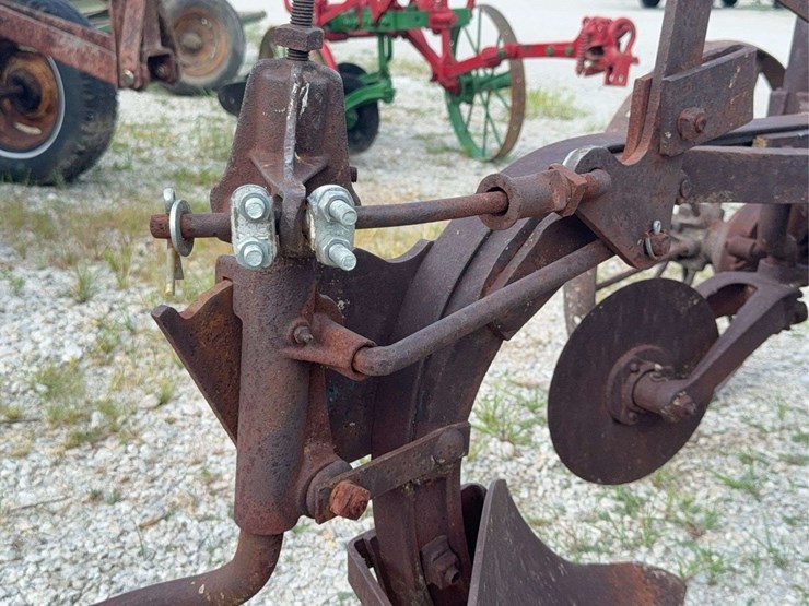 international-2-bottom-plow-image-26