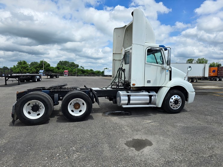 2013-freightliner-columbia-112-image-36