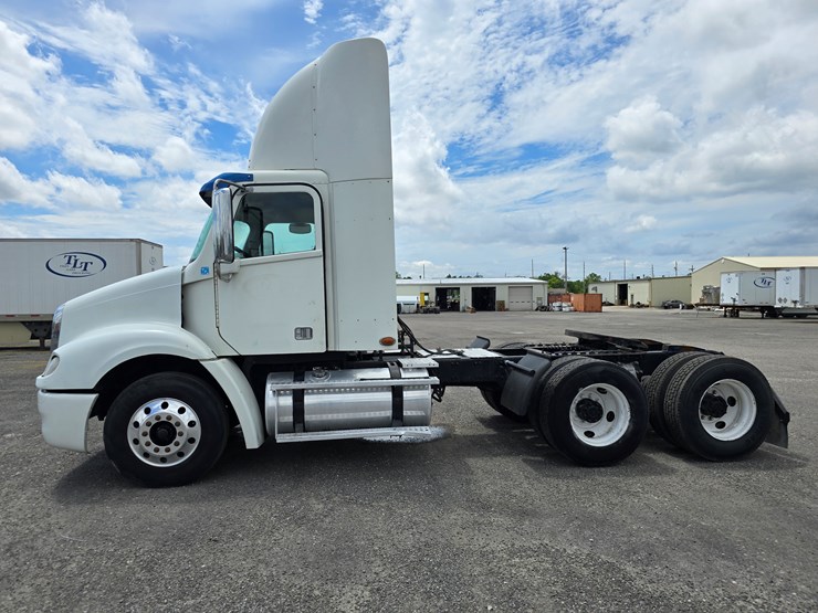 2013-freightliner-columbia-112-image-8