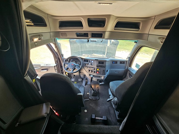 2017-peterbilt-579-image-77
