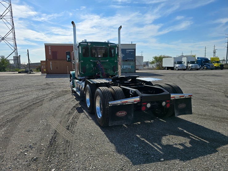 2019-peterbilt-567-image-19