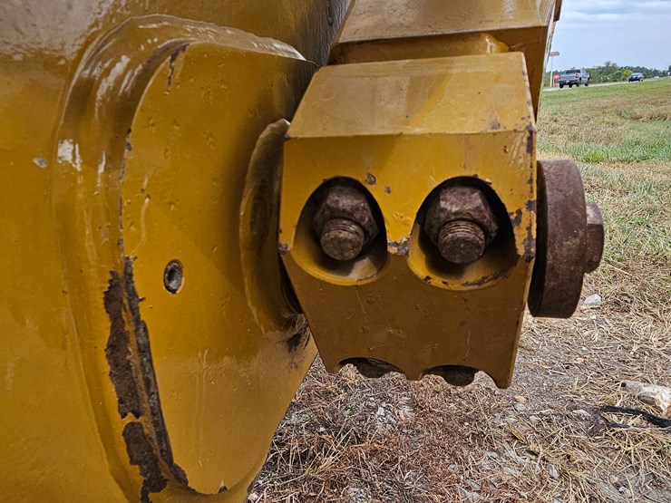 2023-caterpillar-953-image-125