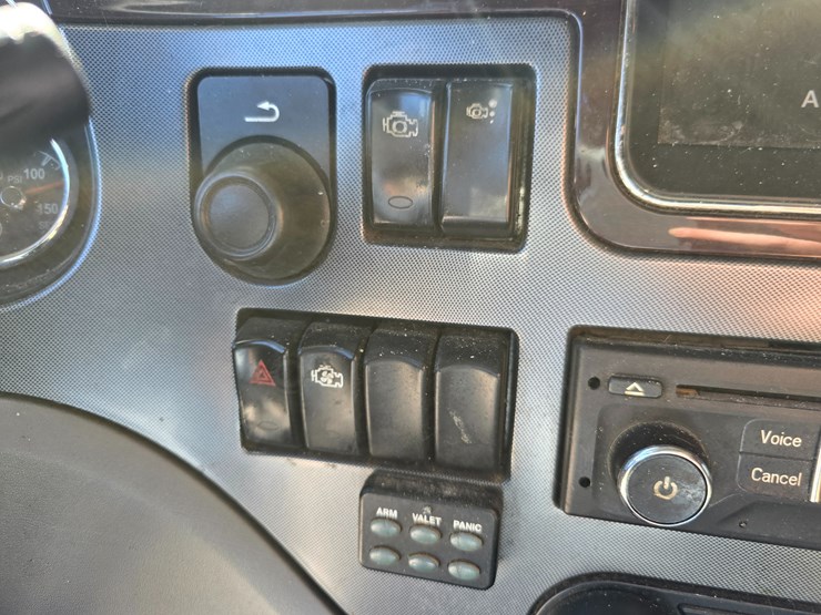 2015-peterbilt-579-image-75