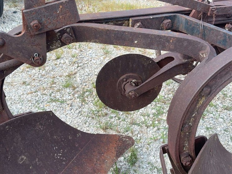 international-2-bottom-plow-image-24