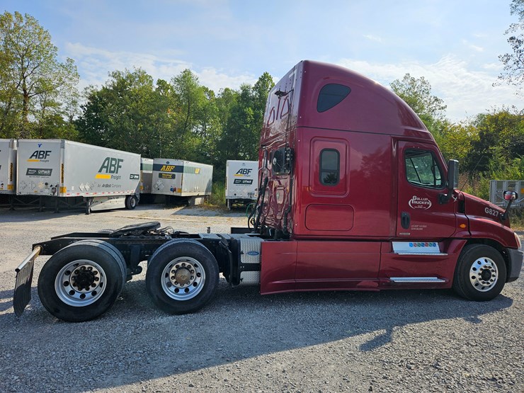 2016-freightliner-cascadia-125-image-21