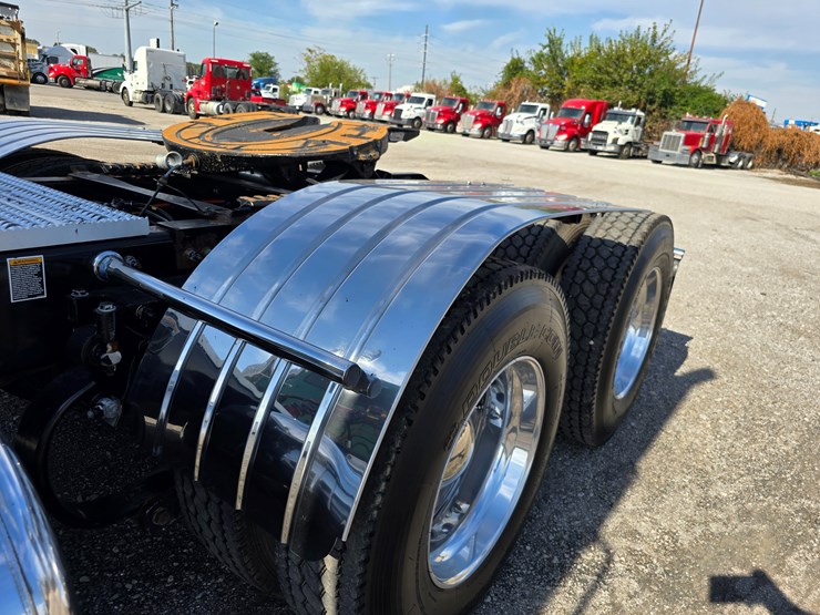 2019-peterbilt-567-image-108