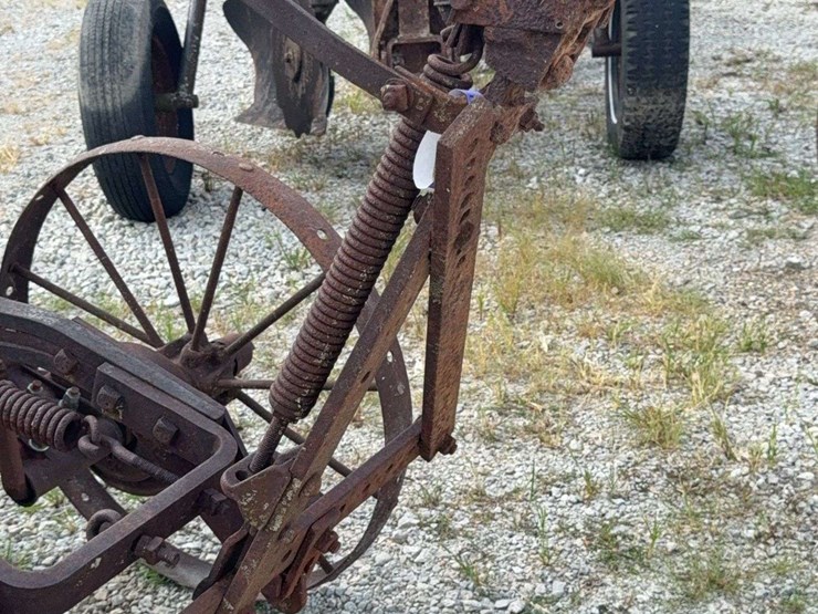 international-2-bottom-plow-image-17