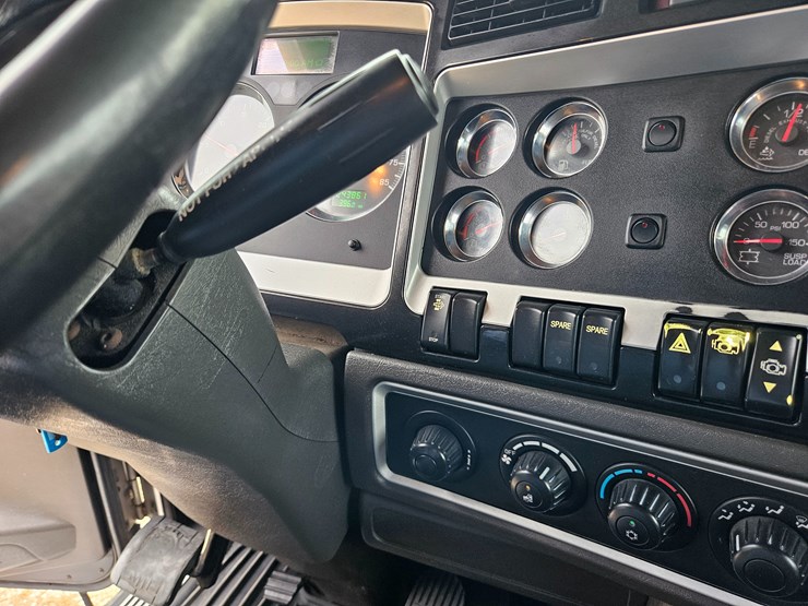 2015-kenworth-t800-image-94