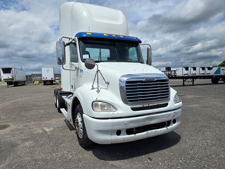 2013-freightliner-columbia-112-image-51