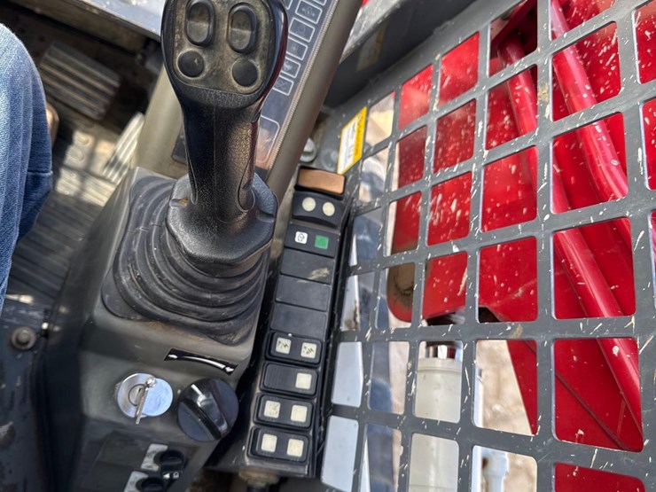 2019-takeuchi-tl8-image-15