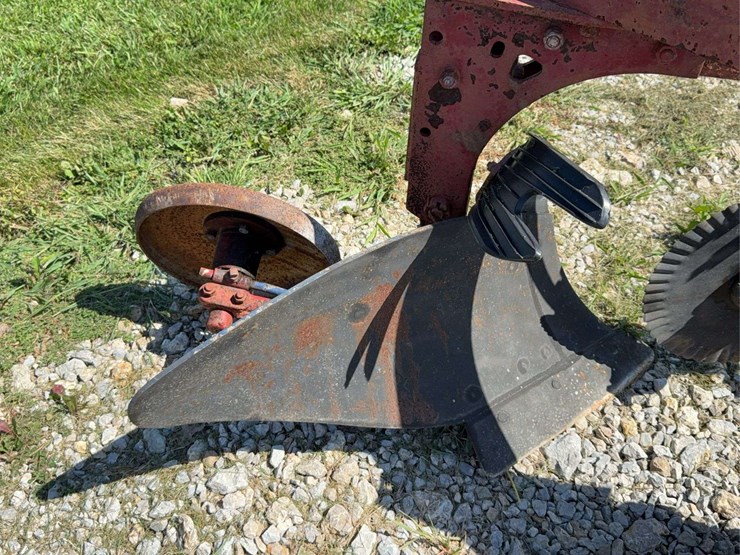 3-bottom-mounted-plow-image-15