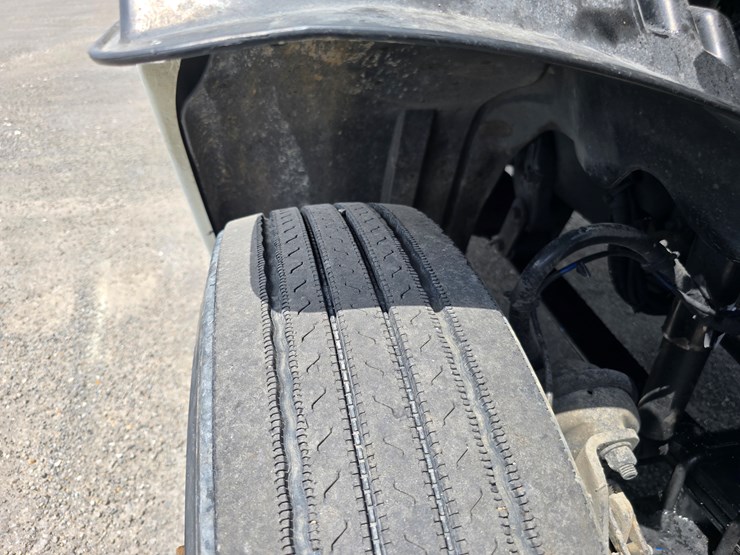 2013-freightliner-columbia-112-image-68