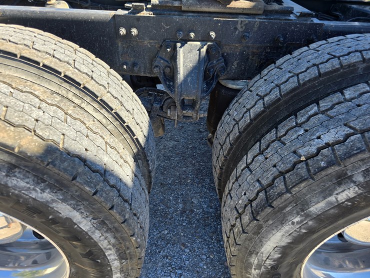 2015-peterbilt-579-image-100