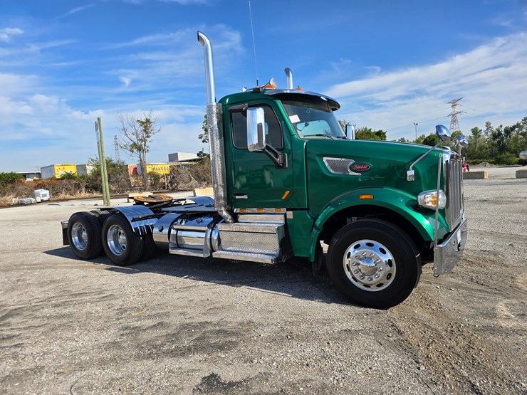 2019-peterbilt-567-image-41