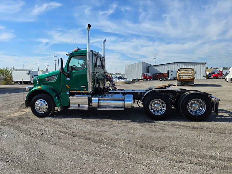 2019-peterbilt-567-image-11