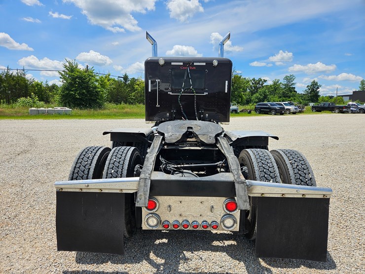 2010-peterbilt-389-image-19
