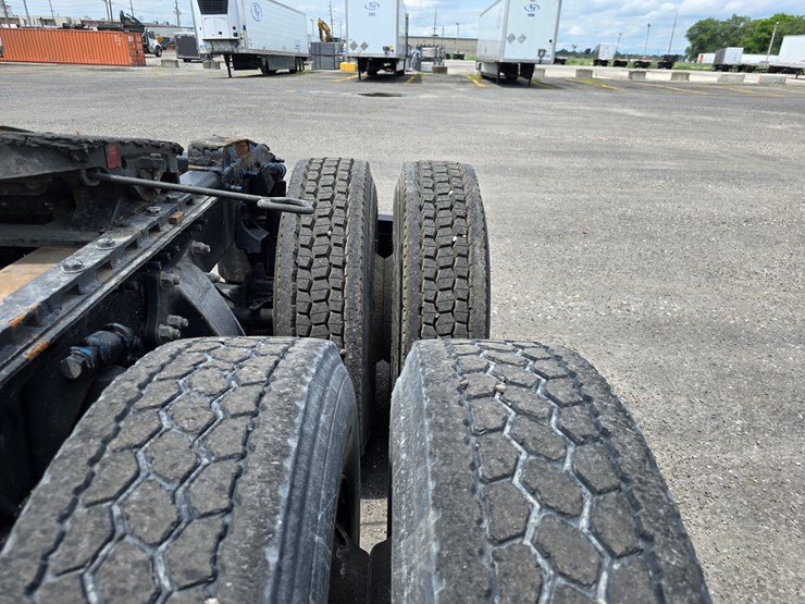 2013-freightliner-columbia-112-image-85