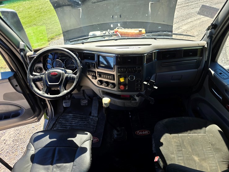 2015-peterbilt-579-image-90