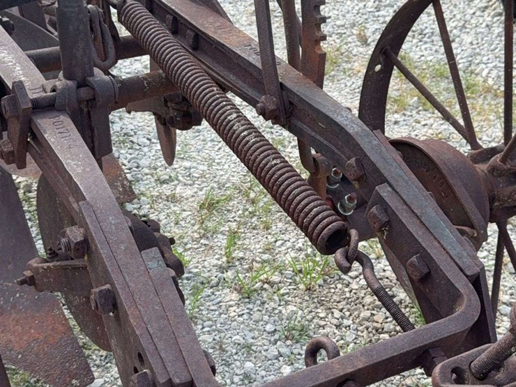 international-2-bottom-plow-image-15