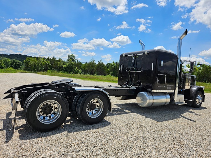 2010-peterbilt-389-image-23