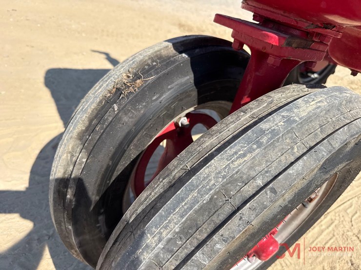 1945-mccormick-deering-farmall-model-b-antique-tractor-image-5