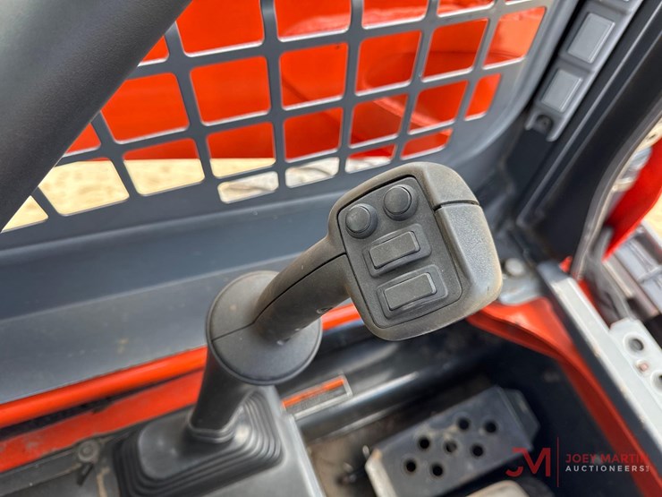 2016-kubota-ssv65-image-13