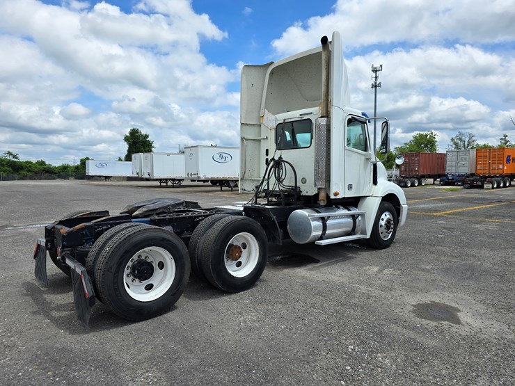 2013-freightliner-columbia-112-image-31