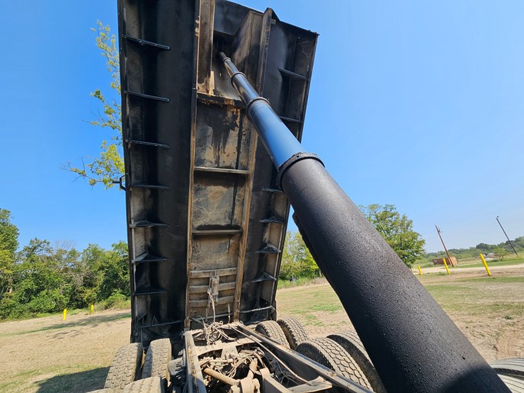 2006-sterling-l9500-image-41