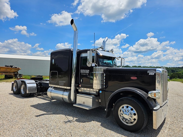 2010-peterbilt-389-image-33