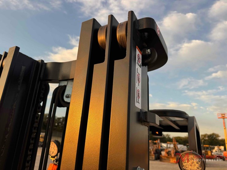 new/unused-e-picker-model-efl30-189-electric-forklift-image-6