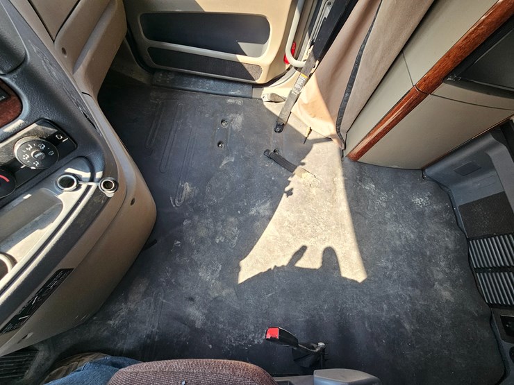 2016-freightliner-cascadia-125-image-71