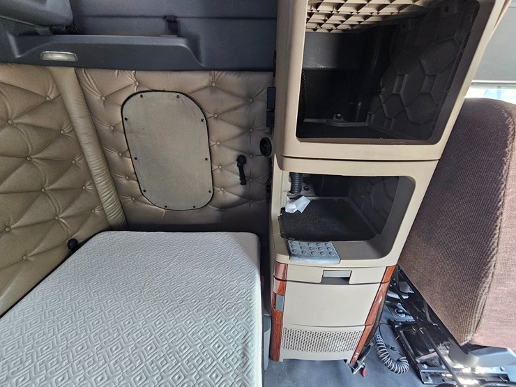 2016-freightliner-cascadia-125-image-76