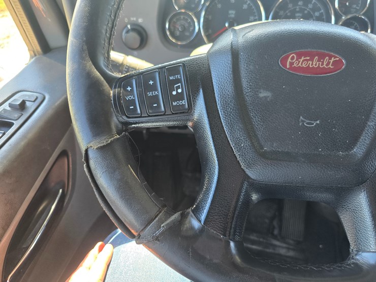 2015-peterbilt-579-image-86